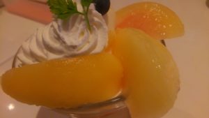 フォーシーズンズカフェの桃のミニパフェ